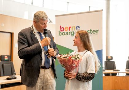 Lilly Okkema met de burgemeester